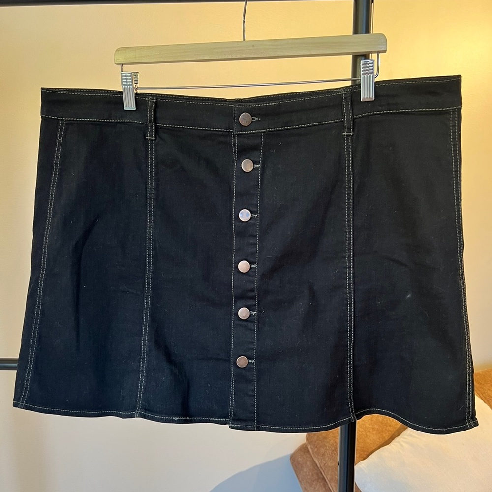 Cute button-thru black denim skirt size 24